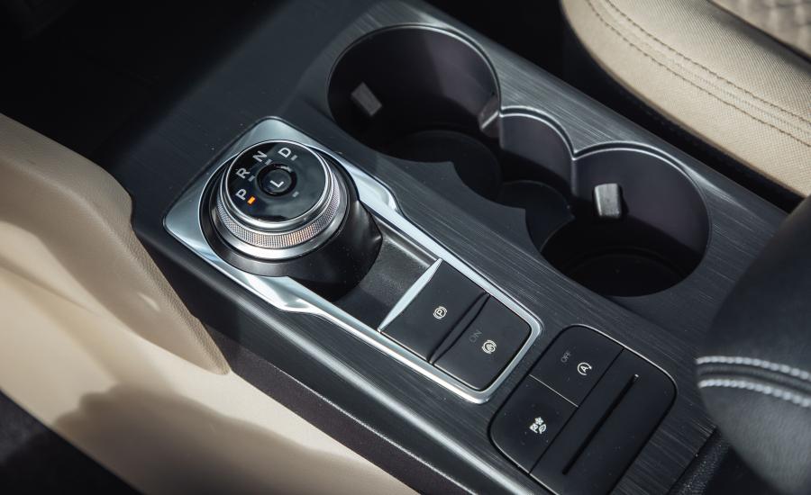 Детали интерьера Ford Escape SE 2019 года  (NA) (фото 20 из 40)